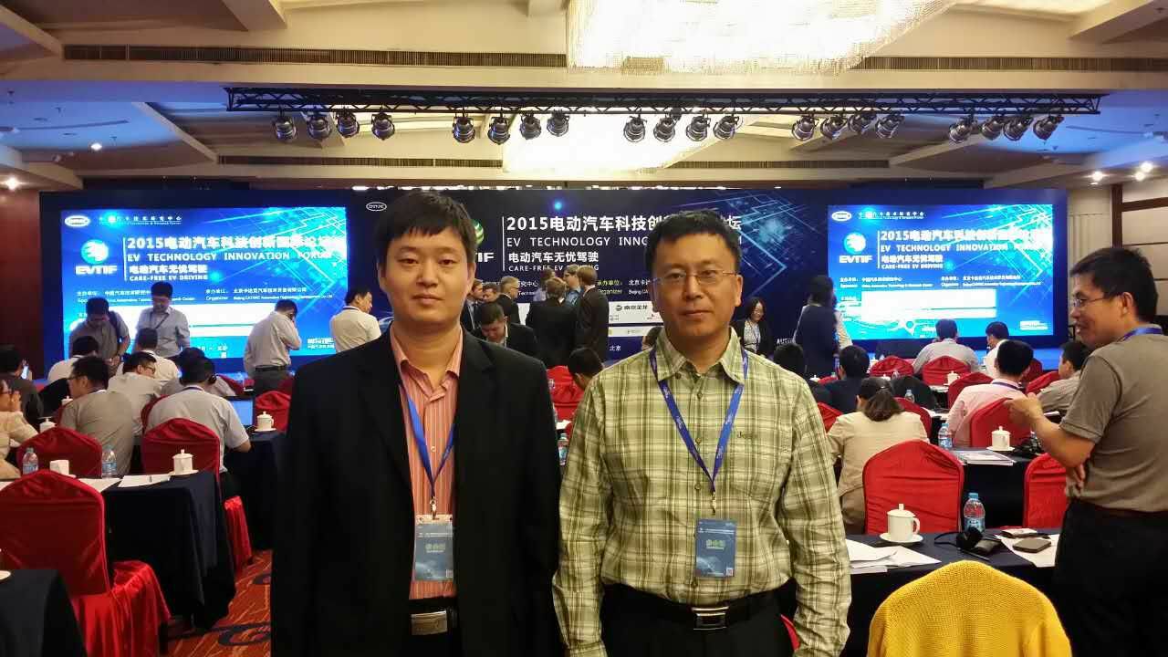 汽车工程学院院长(右)和新能源汽车技术专业教师赵宏涛(左)在会议现场.jpg