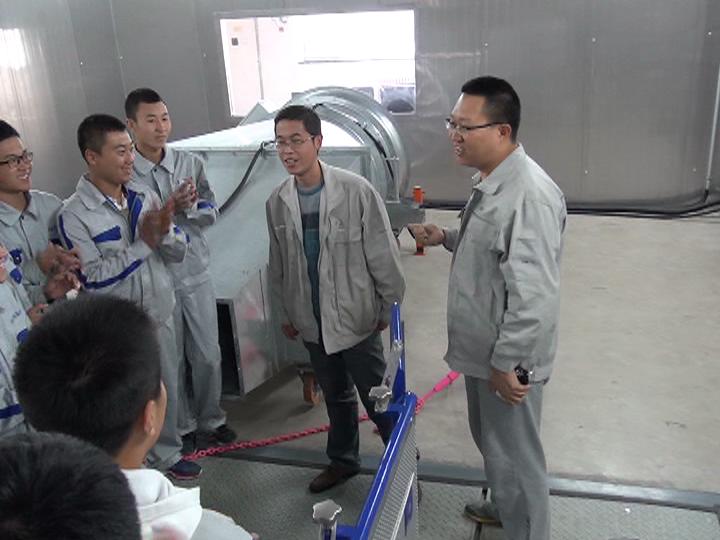 一汽技术中心技术人员为学生们讲解试验设备.jpg