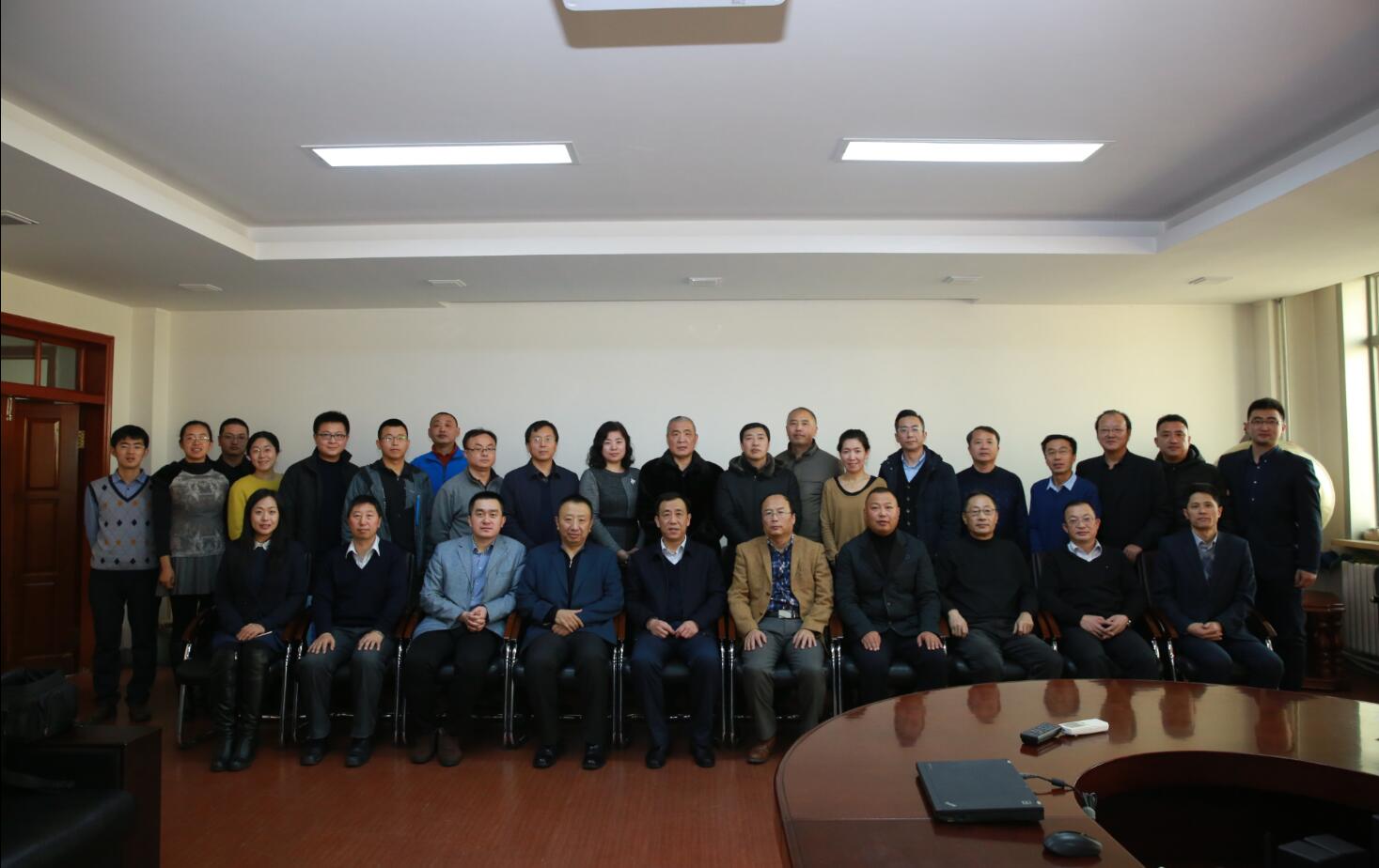 图2 与会代表合影留念.jpg