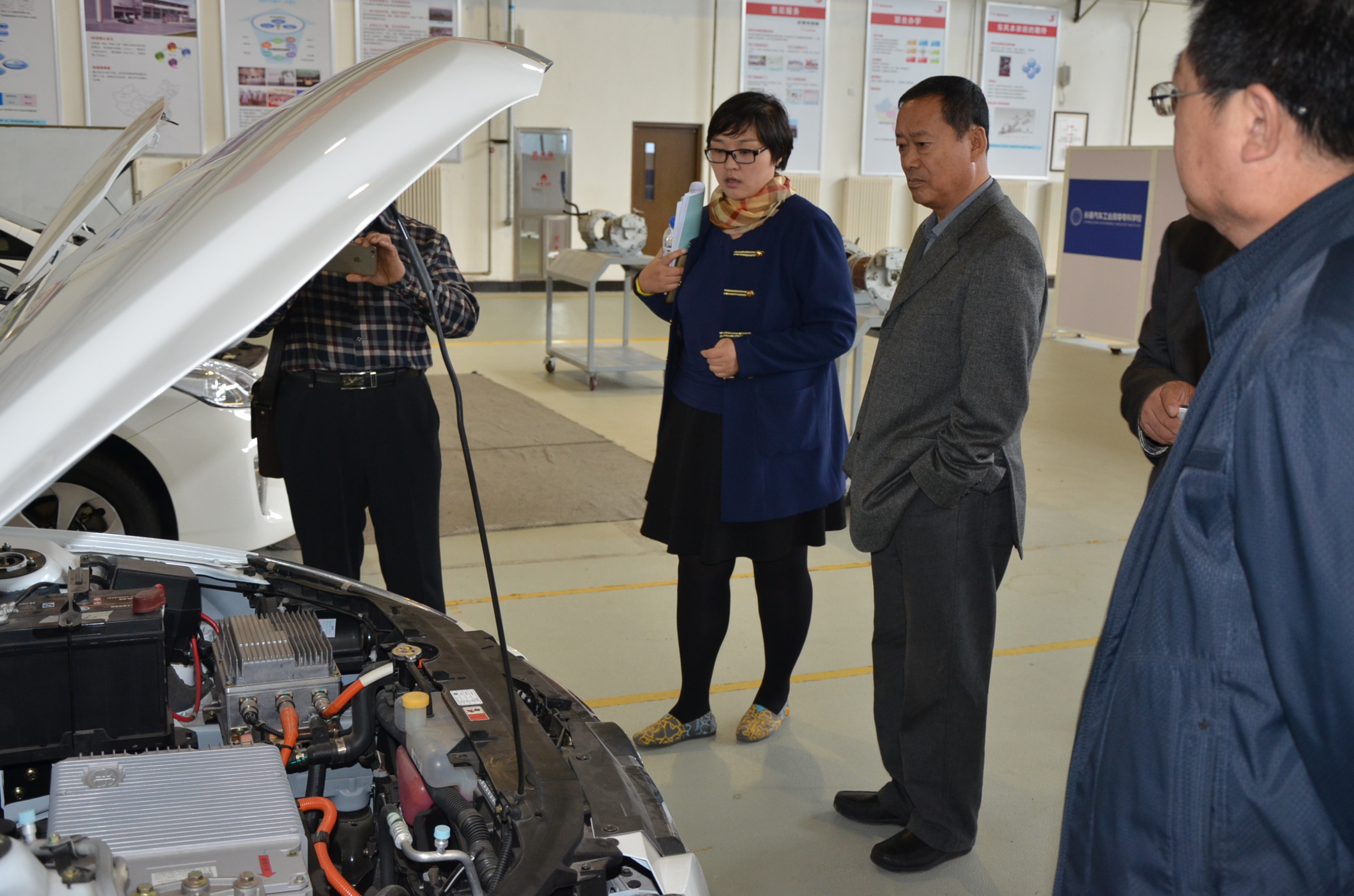 交流团队参观新能源汽车技术实训基地.JPG