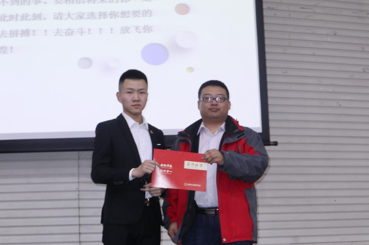 图二 实习指导教师沙泽英为实习学生颁奖.png