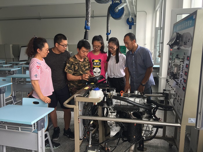 图2 王有坤老师在培训发动机故障诊断.JPG