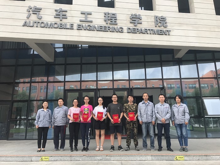 图3 为参培教师颁发培训合格认证证书.JPG